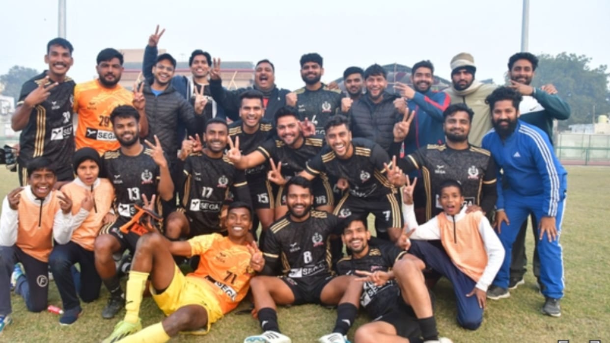Sports news of varanasi CISF Delhi defeated UP XI in tie-breaker to win football trophy