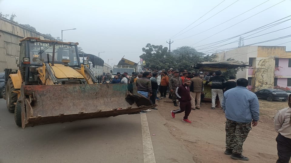 Shops were demolished after fruit sellers  demanded money from police station in-charge