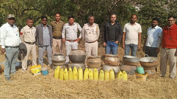 Sakti News: जुड़गा गांव में आबकारी टीम का छापा, 115 लीटर शराब और 500 किलो लाहन जब्त