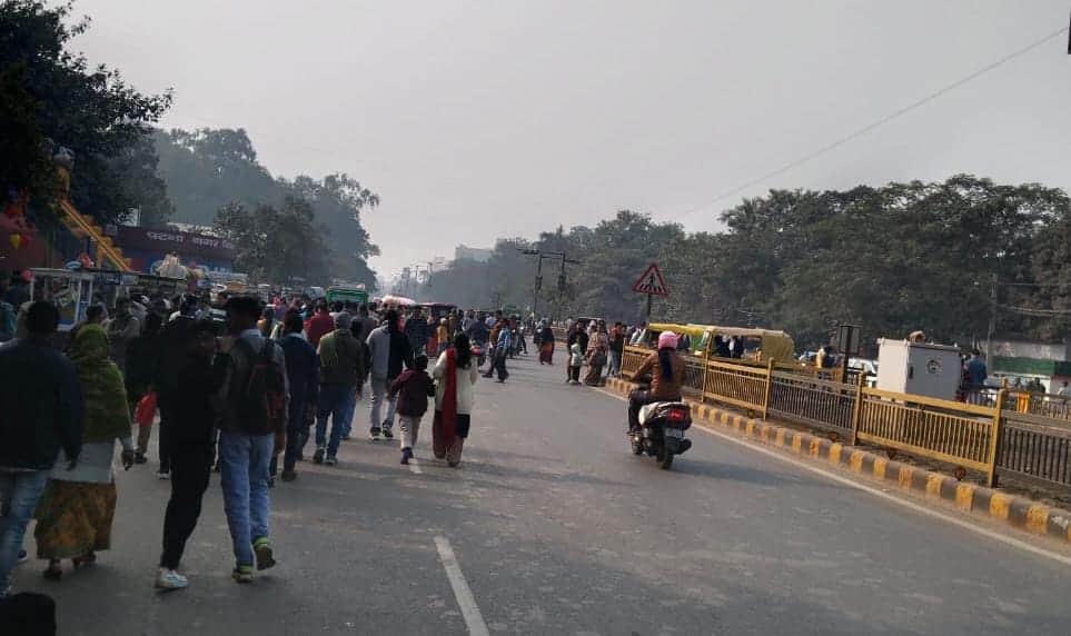 धूप निकलने के बाद सड़क पर निकले लोग।