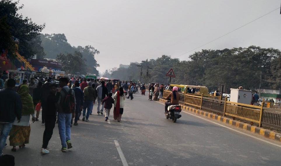धूप निकलने के बाद सड़क पर निकले लोग।