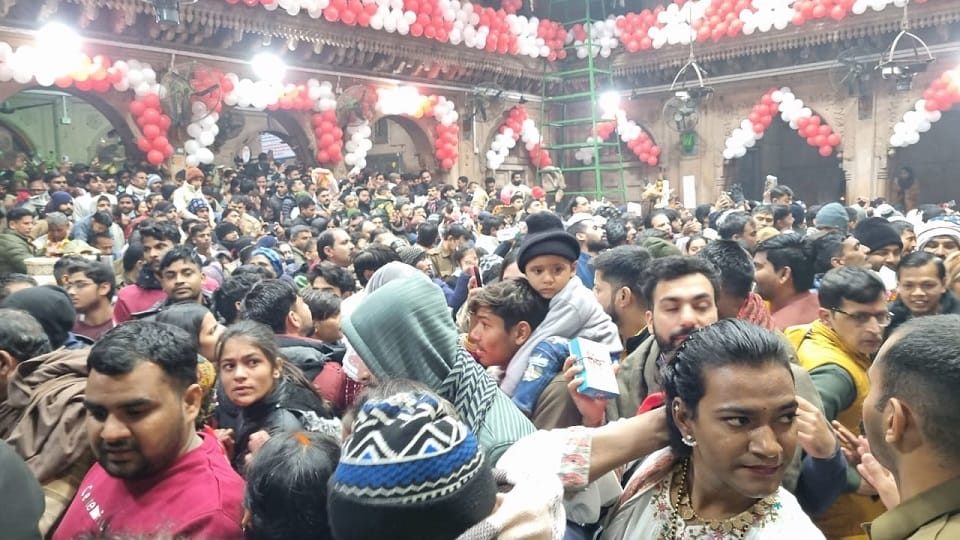 Massive Devotee Turnout in Vrindavan Temples on New Year 2026