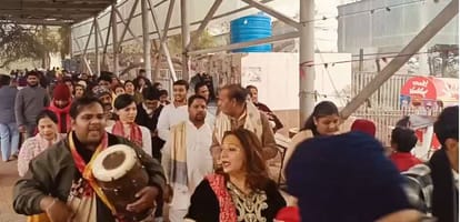 Devotees Soak in Devotion as New Year Dawns at Barsana