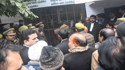 Meerut: Lawyers locked themselves inside the chamber in the court, made noose and threatened to hang
