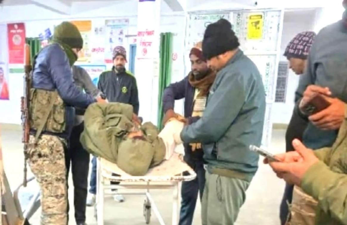 ड्यूटी के दौरान सड़क हादसे का शिकार हुए पुलिस कर्मी।