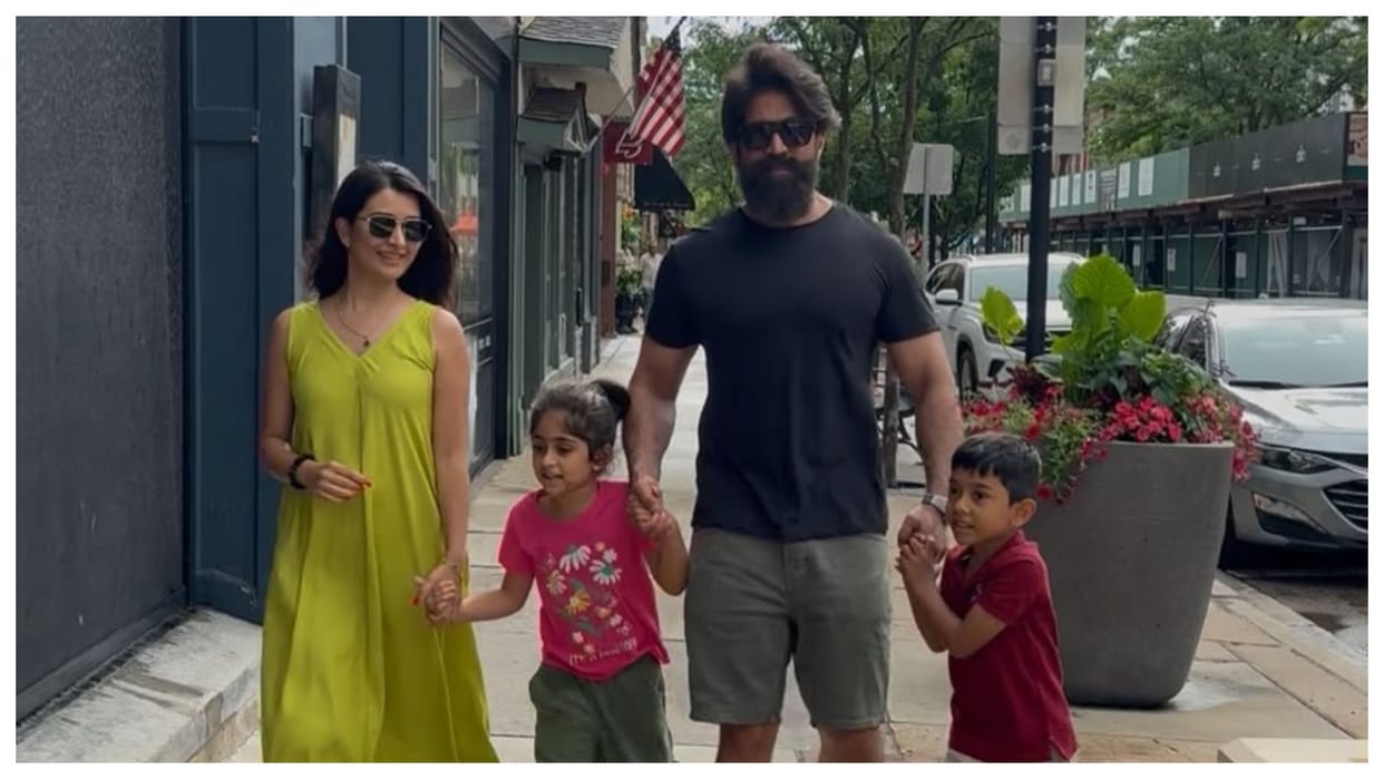Toxic actor Yash share photos with wife Radhika Pandit and kids wishes Happy New Year