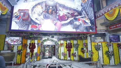 Ujjain Mahakal: Devotees started the new year by seeking the blessings of Mahakal.