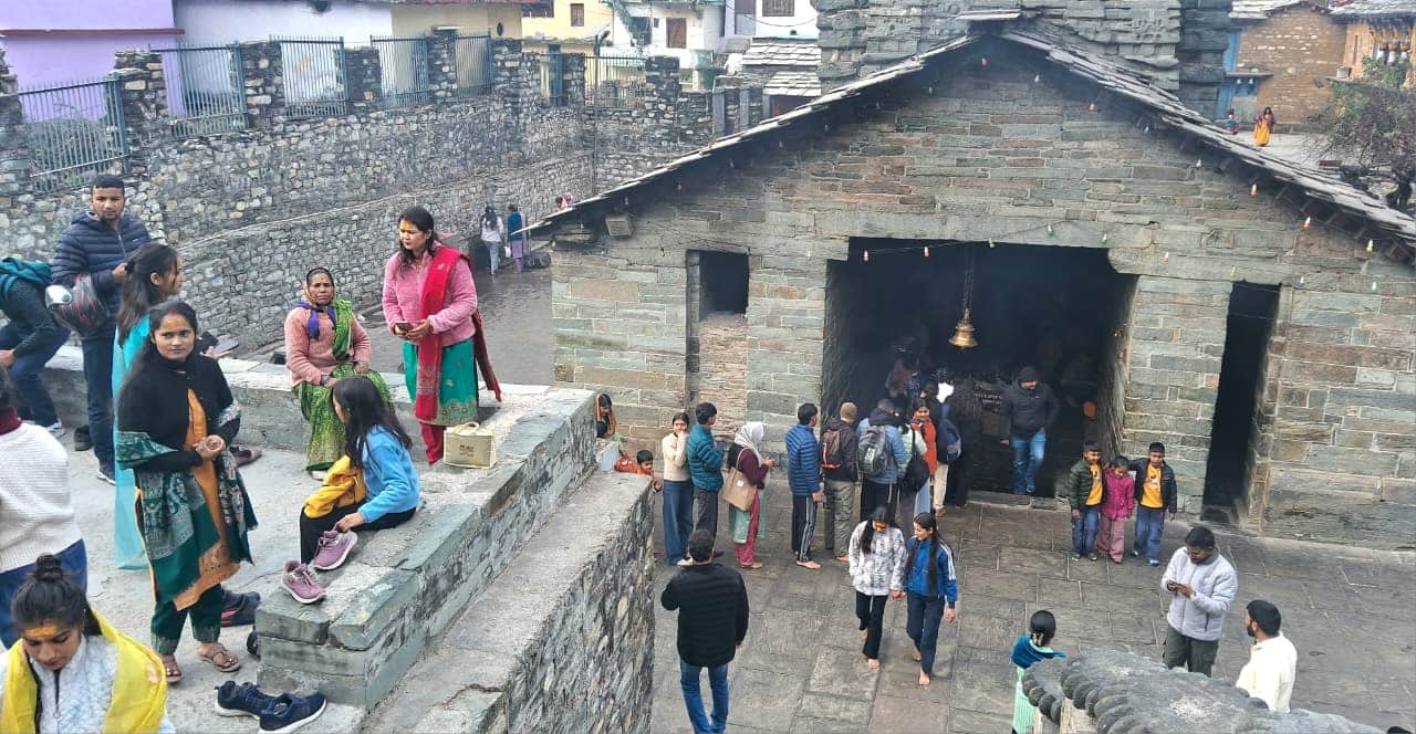 New Year 2026 Devbhoomi witness huge crowd at temples CM Dhami meeting, sea pictures.