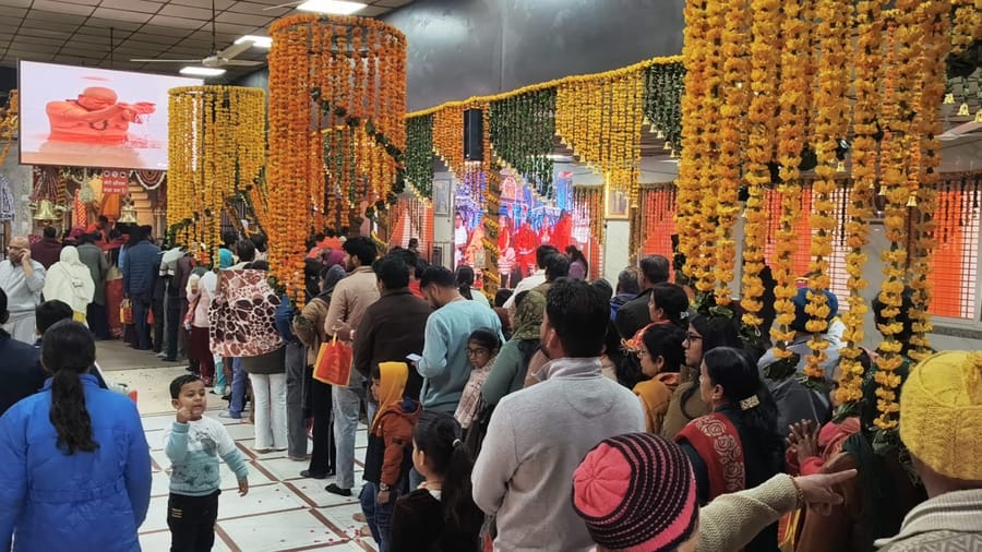 New Year 2026 Devbhoomi witness huge crowd at temples CM Dhami meeting, sea pictures.