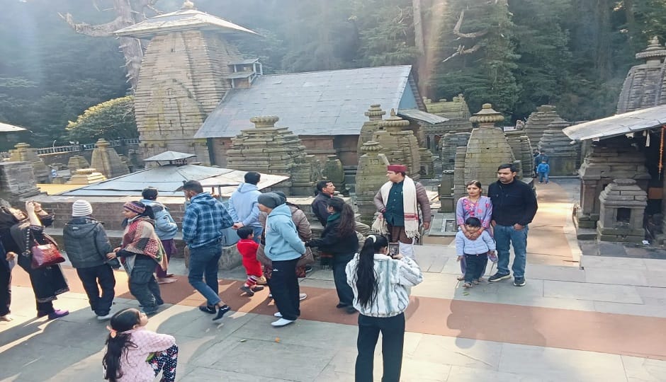 Devotees offered prayers with reverence at Jageshwar Dham in almora