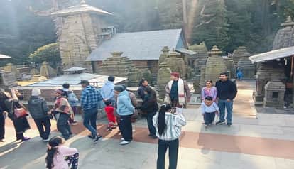 Devotees offered prayers with reverence at Jageshwar Dham in almora