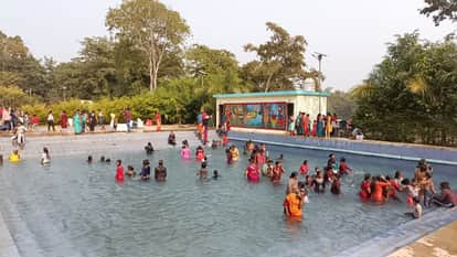 Bihar news: jamui new year 2026 celebration picnic spot temple crowd in jamui news