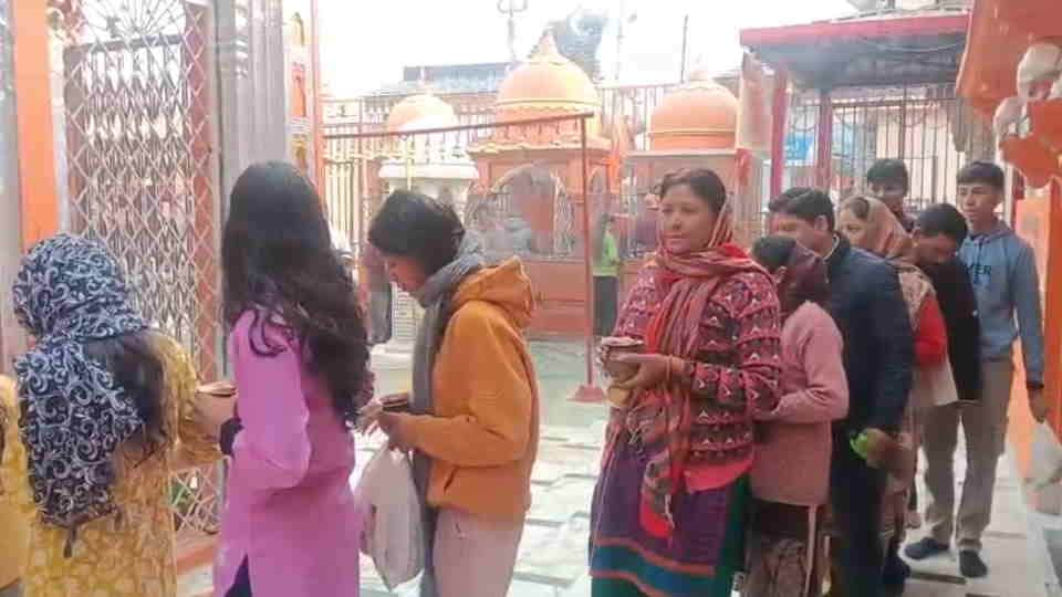 New Year 2026 Devbhoomi witness huge crowd at temples CM Dhami meeting, sea pictures.