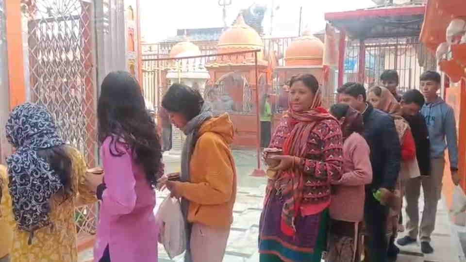 New Year 2026 Devbhoomi witness huge crowd at temples CM Dhami meeting, sea pictures.