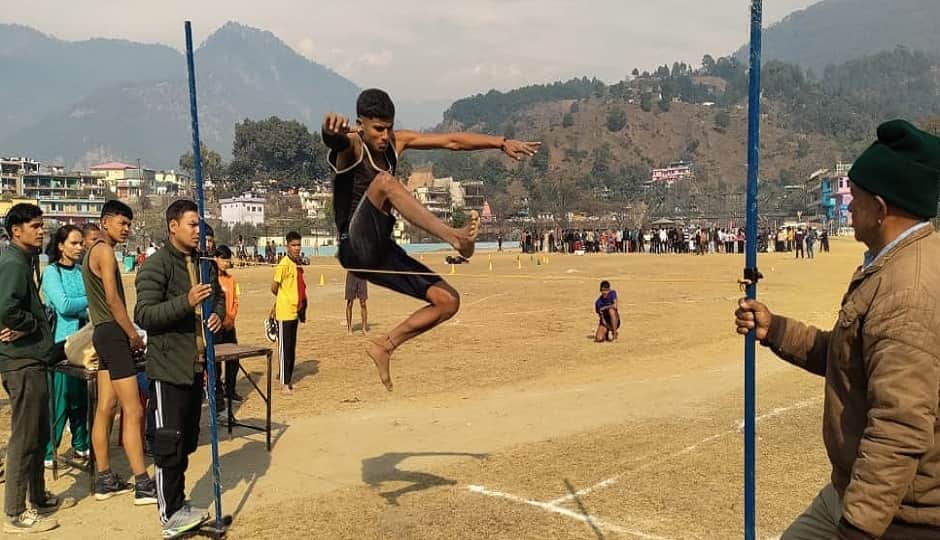 कपकोट के केदारेश्वर मैदान में आयोजित विधानसभा स्तरीय खेल महाकुंभ में ऊंची कूद लगाता खिलाड़ी।