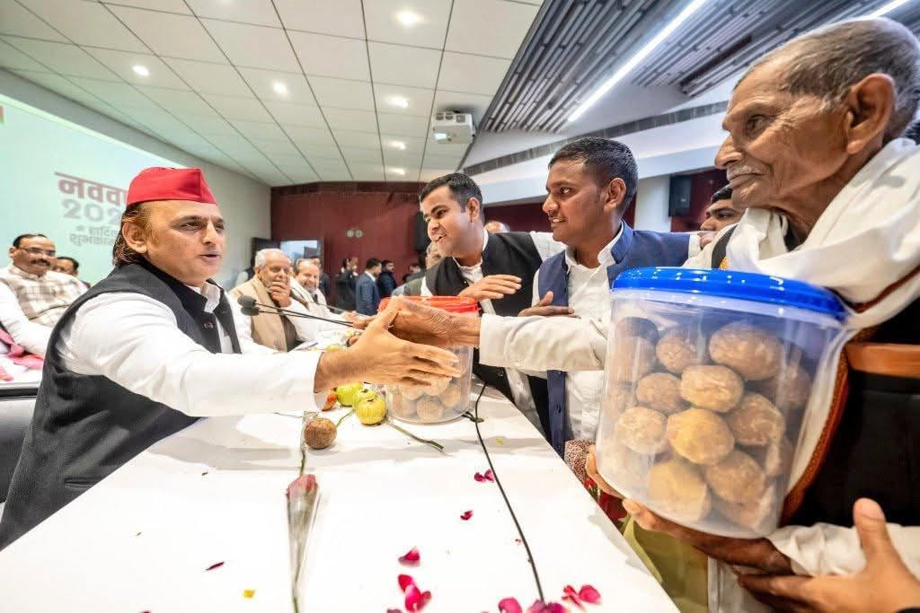 UP: SP celebrates New Year with Baati-Chokha feast; elders arrive with laddus; Akhilesh says he will return in