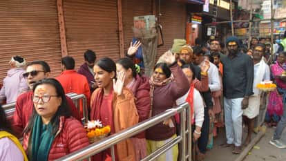 New Year 2026 celebration devotees crowd for darshan at Kashi Vishwanath Dham in Varanasi