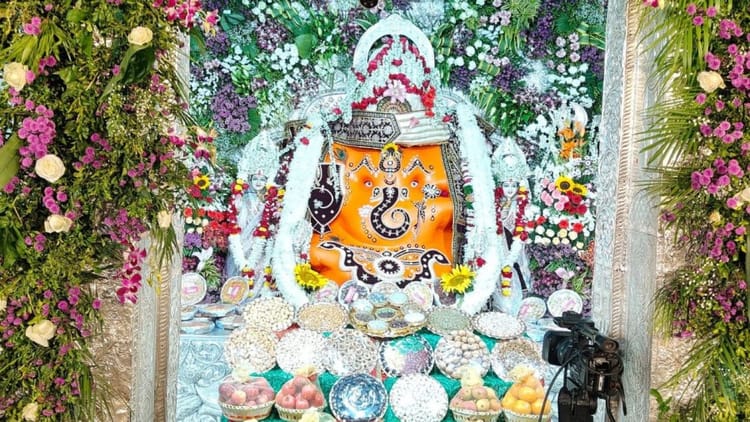 Indore News: इंदौर के मंदिरों में लगी लंबी लाइनें, अलसुबह से रात तक पहुंचे लाखों भक्त