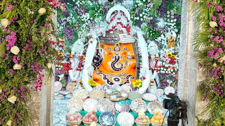 Indore News Devotees flock to Khajrana Ganesh and Ranjit Hanuman Temple on New Year 2026