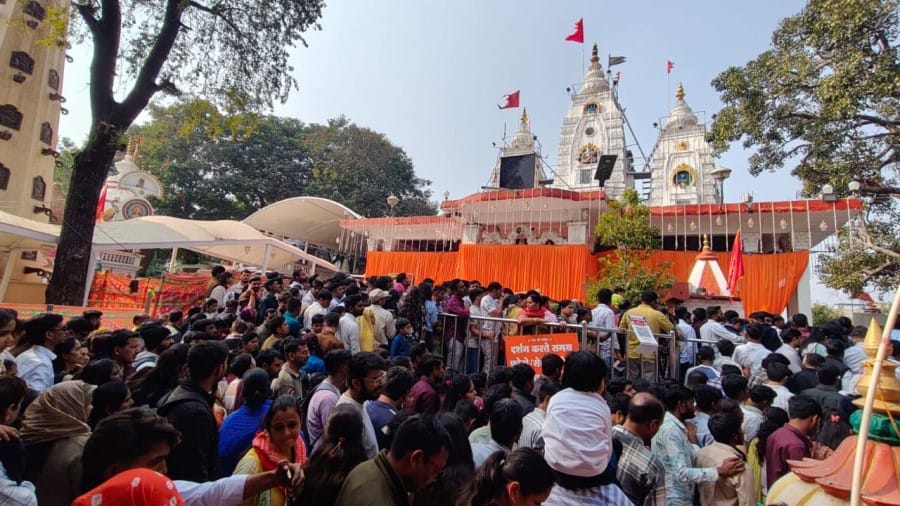 Indore News:इंदौर के मंदिरों में लगी लंबी लाइनें, अलसुबह से रात तक पहुंचे  लाखों भक्त - Indore News Devotees Flock To Khajrana Ganesh And Ranjit  Hanuman Temple On New Year 2026 -