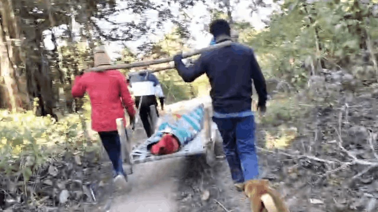 खाट पर शव ले जाते हुए