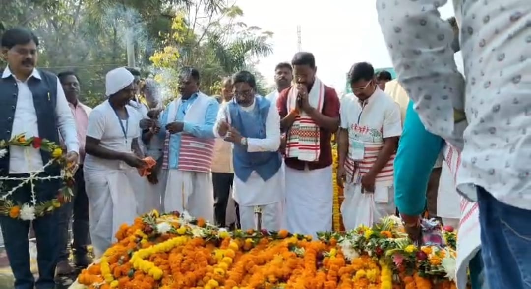 मुख्यमंत्री हेमंत सोरेन सरायकेला-खरसावां जिले के खरसावां शहीद स्थल पहुंचे।