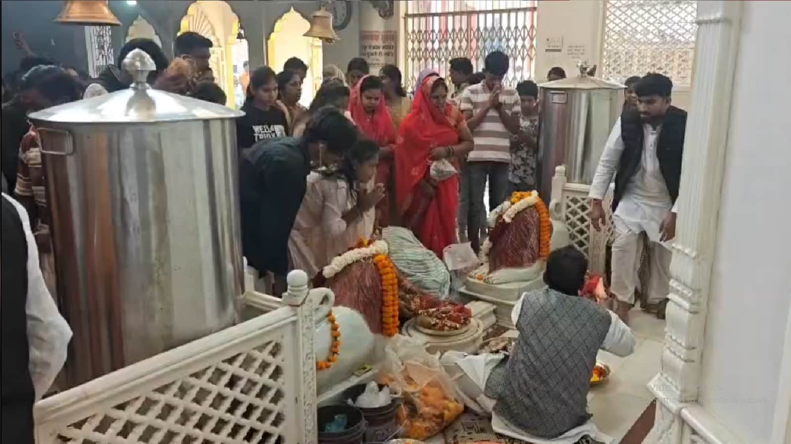 मंदिर में लगी श्रद्धालुओं की भीड़