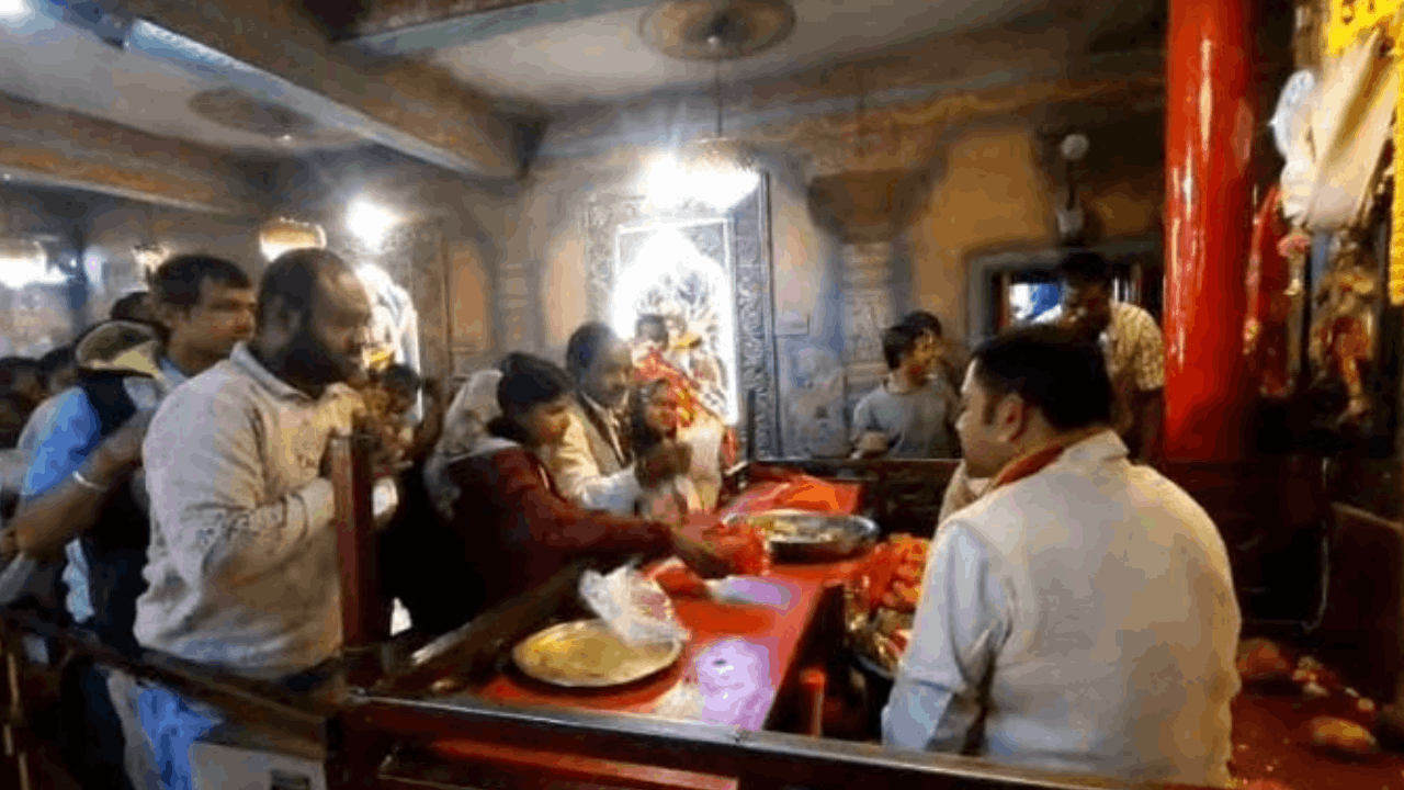 मंदिर में उमड़ी भीड़