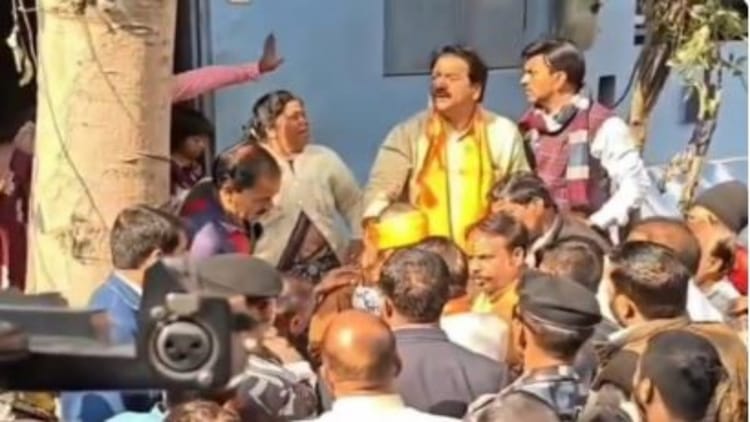 Indore: भागीरथपुरा में दूषित पानी से 14 वीं मौत, परिजनों ने मंत्री विजयवर्गीय से चेक नहीं लिया