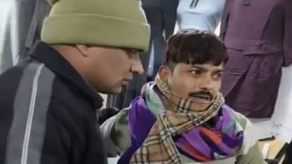 Bijnor: In the clothes sale, a young man placed a knife on the girl's neck and made this demand