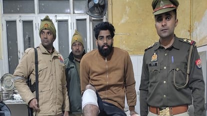 पुलिस गिरफ्त में अभिषेक