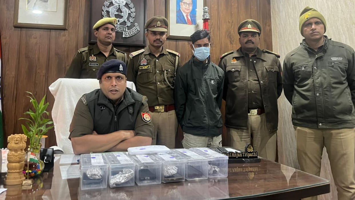 Dashashwamedh police arrested accused involved in mobile theft in Varanasi