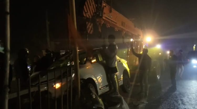 Bihar News: बेकाबू कार ने कई राहगीरों को रौंदा, एक महिला सहित तीन घायल; डिवाइडर से टकराने पर मची अफरा-तफरी
