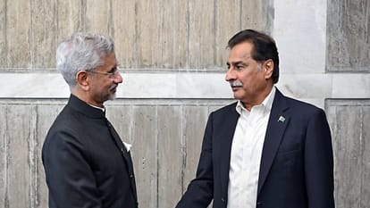 विदेश मंत्री एस. जयशंकर और पाकिस्तानी संसद के स्पीकर अयाज सादिक।