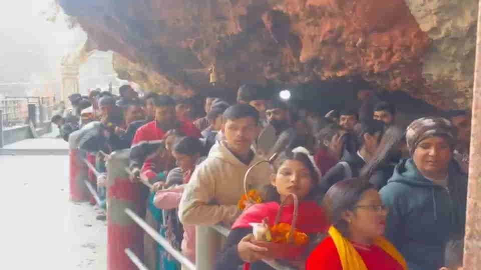 New Year 2026 Devbhoomi witness huge crowd at temples CM Dhami meeting, sea pictures.