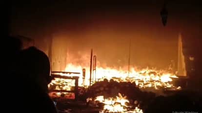 Massive fire broke out in fruit market shop in Cantonment area of Bhilai