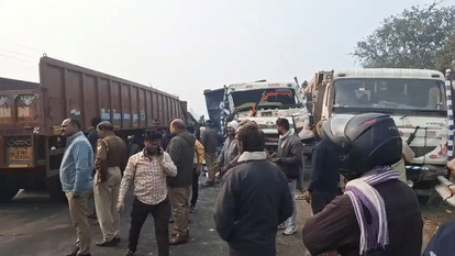 Amethi: Three trucks collided in the fog, three injured