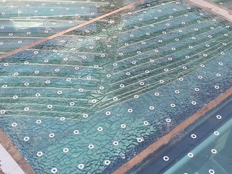 Rishikesh: निर्माणाधीन बजरंग सेतु पर पर्यटकों का तांडव, सुरक्षा घेरा तोड़कर घुसे, लाखों का कांच तोड़ा, वीडियो