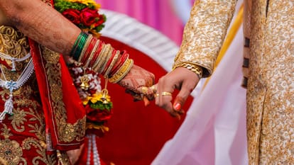 Wedding Video bride garlands lover groom walks out