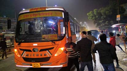 बस रोककर हंगामा करते नाराज लोग।