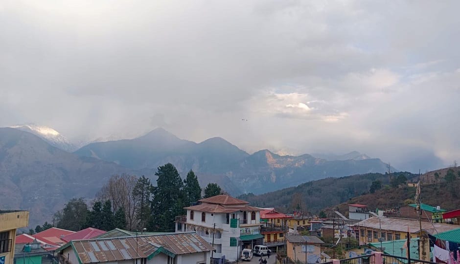 The first snowfall has occurred on the high peaks of Pithoragarh