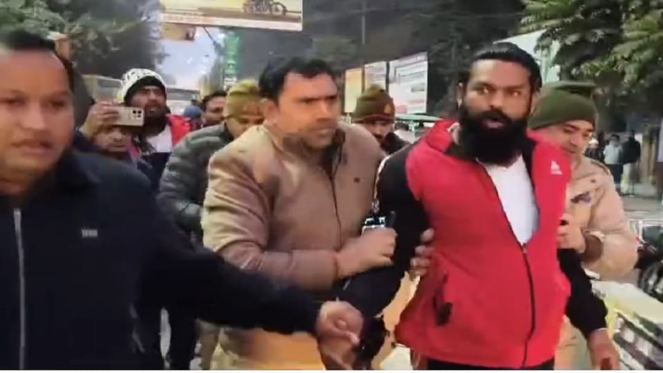 Muzaffarnagar: Karni Sena's Pradesh Sachin attacked SP District President, gave statement on Sangeet Som