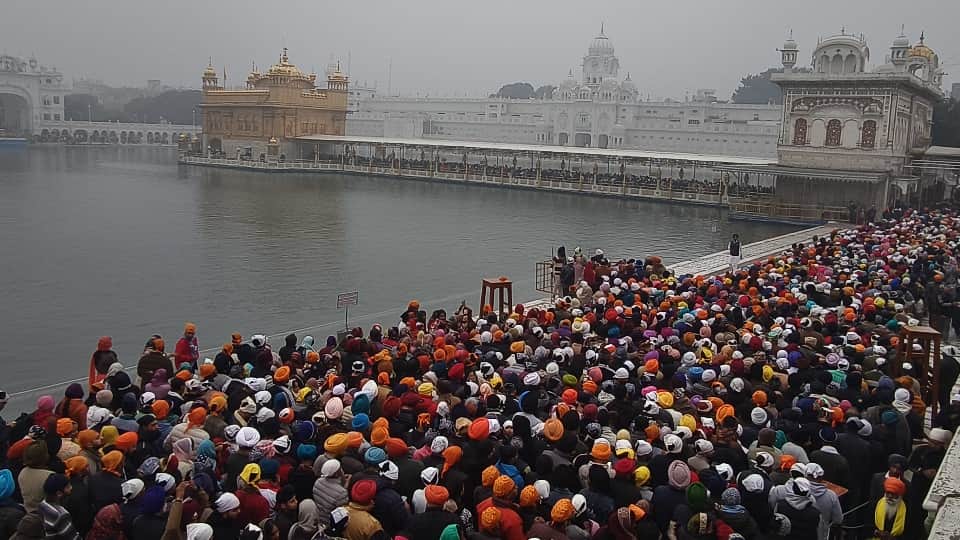 कड़ाके की सर्दी में श्री हरमंदिर साहिब में उमड़ी संगत