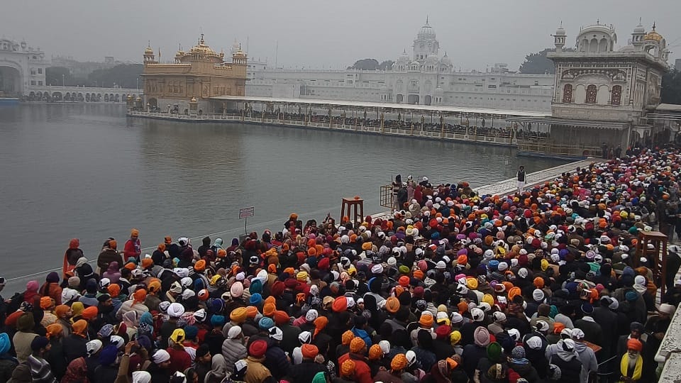 कड़ाके की सर्दी में श्री हरमंदिर साहिब में उमड़ी संगत