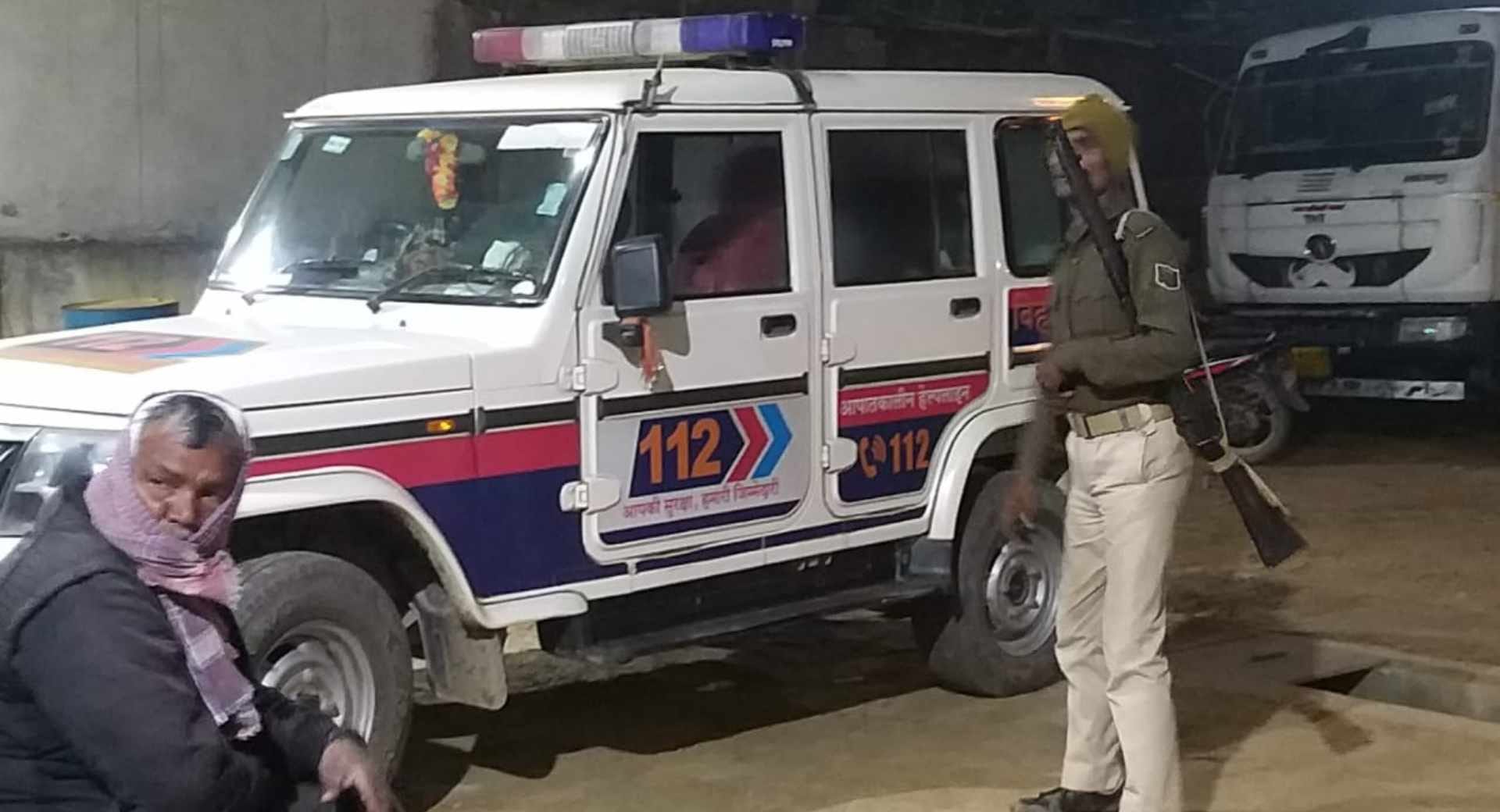 जांच करती पुलिस