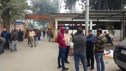 Kanpur Doctors were absent from duty at the postmortem house 16 bodies piled up amidst the cold weather