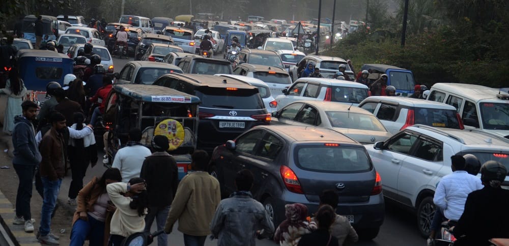 Kanpur Traffic chaos on New Years Day excitement of sightseeing led to disruption long queues of vehicles