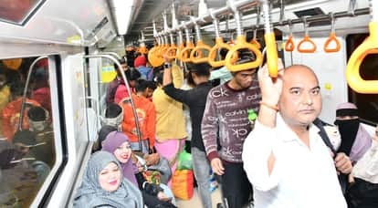 Kanpur Metro trains and stations were crowded with people  one crore passengers have traveled on the metro