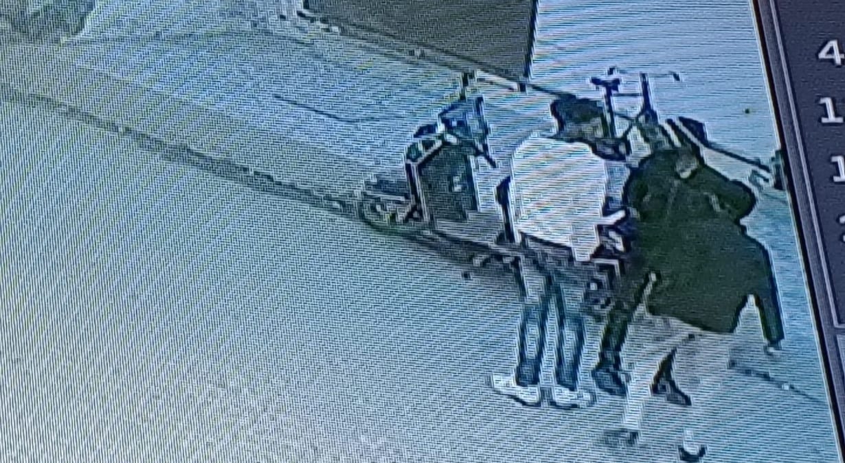 Kanpur alleged bomb attack on saree traders car turned out to be firecracker police solved using CCTV footage