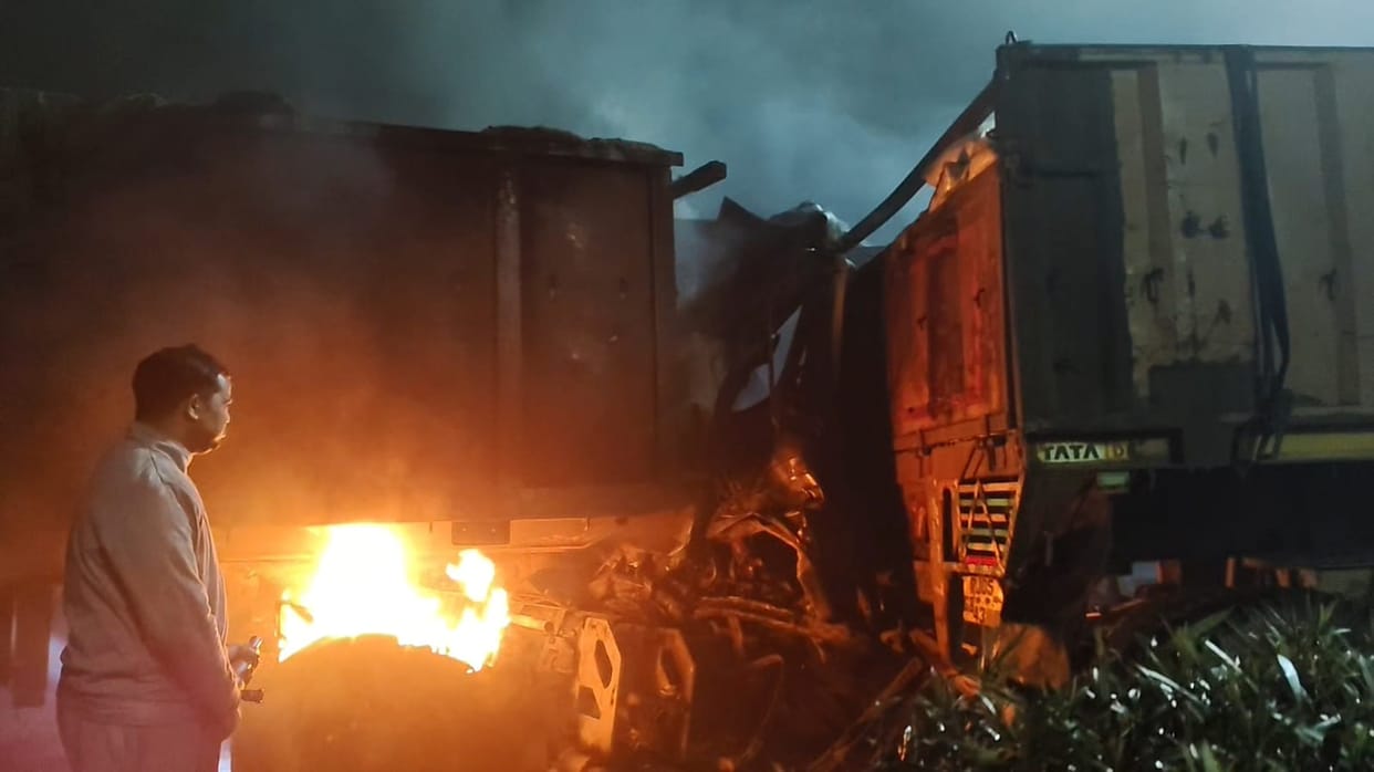 Etawah horrific accident collision between trucks resulted in fire   driver trapped in cabin was burned alive